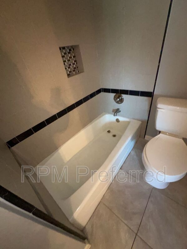 Building Photo - 10379 Briar Forest Dr