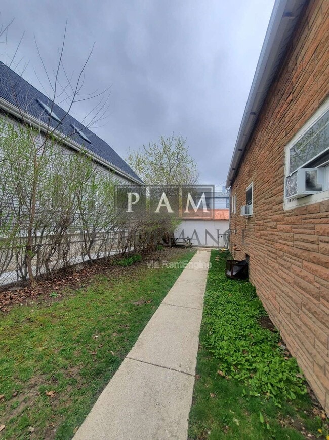 Building Photo - 2829 S Howell Ave