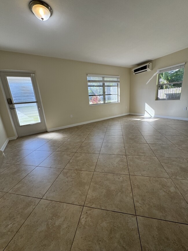 Building Photo - 1604 8th Ave W