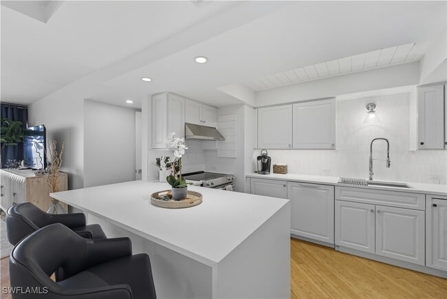 Building Photo - 3443 Gulf Shore Blvd N