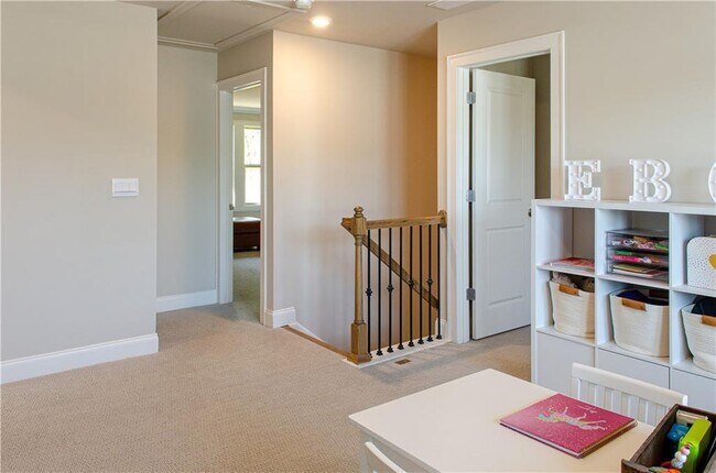 Building Photo - 660 Stately Dr