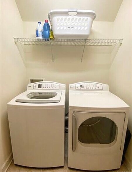 Washer/dryer in unit - 12015 Valley Oak St