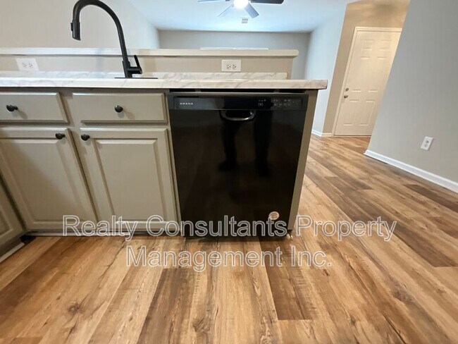 Building Photo - 1019 Manor Dr