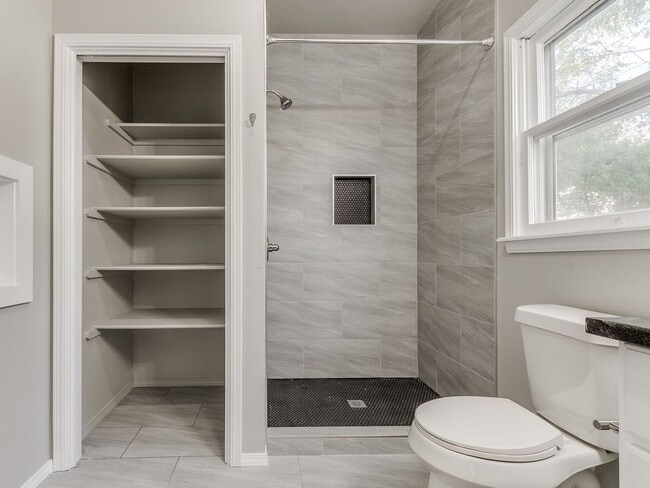 Building Photo - Renovated 3-bedroom, 2-bath home located i...