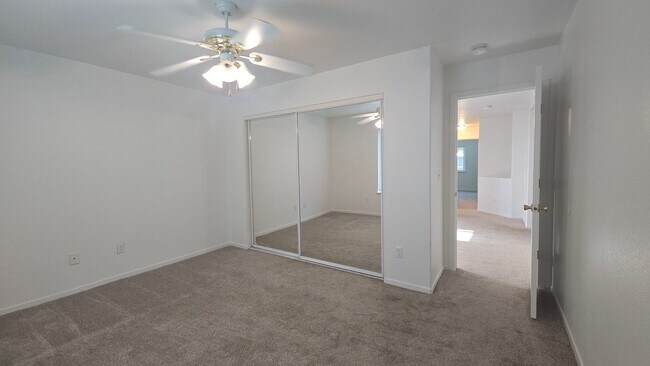 Building Photo - 916 W Windsor Dr