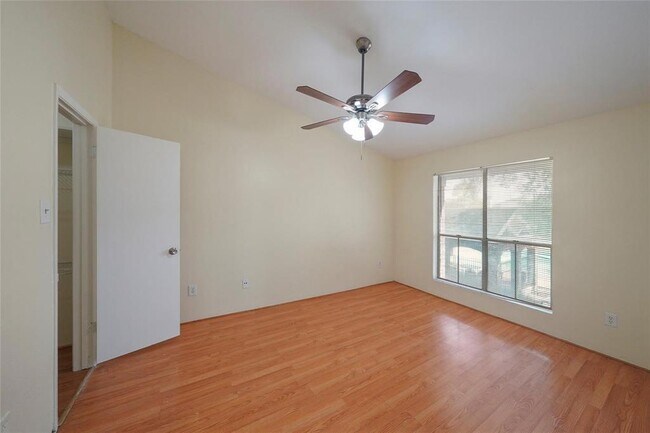 Building Photo - 3900 Woodchase Dr