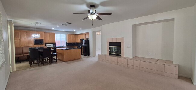 Building Photo - 2080 Mariposa Dr