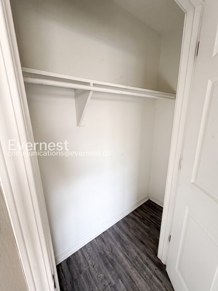 Building Photo - 1800 Labette Manor Dr