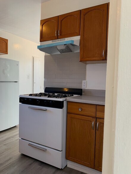 Building Photo - 4137 Chevy Chase Dr