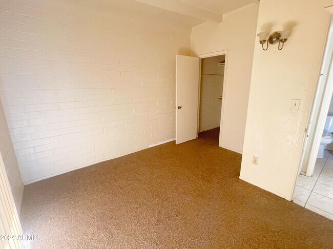 Building Photo - 678 S Grand Dr