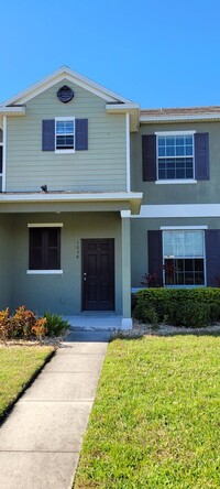 Building Photo - Spacious 3/3 townhome + attached 2-car gar...