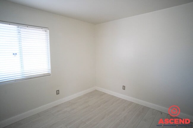 Building Photo - Charming Home Located Off of White Lane an...