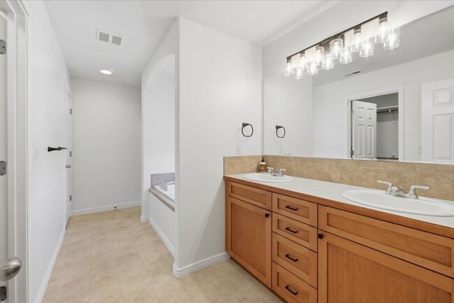 Building Photo - 3053 E Calabria Dr
