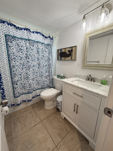 main bathroom - 9200 Midnight Pass Rd