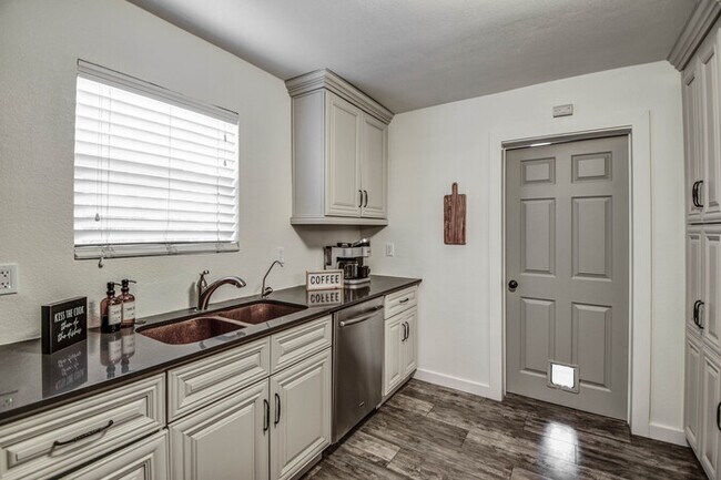 Building Photo - 2 Bd 2 Ba + Guest House with Fully Furnish...