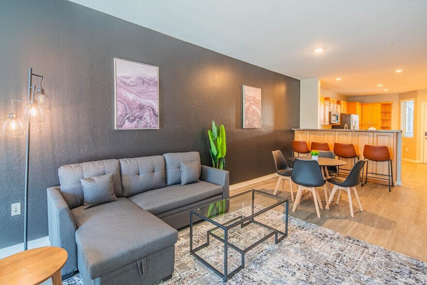 Primary Photo - 1275 E University Dr