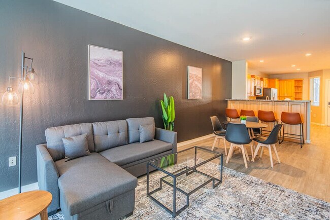 Primary Photo - 1275 E University Dr