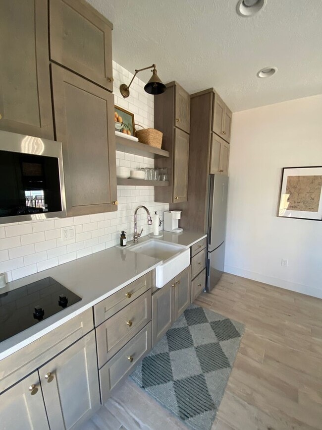 Building Photo - Newer Fully Furnished Private Studio Casit...