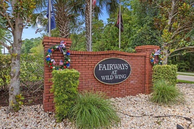 Building Photo - 1060 Fairway Ln