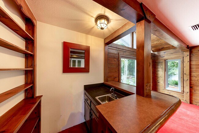 Building Photo - 4 bed 3 bath POOL on HUGE Lot!