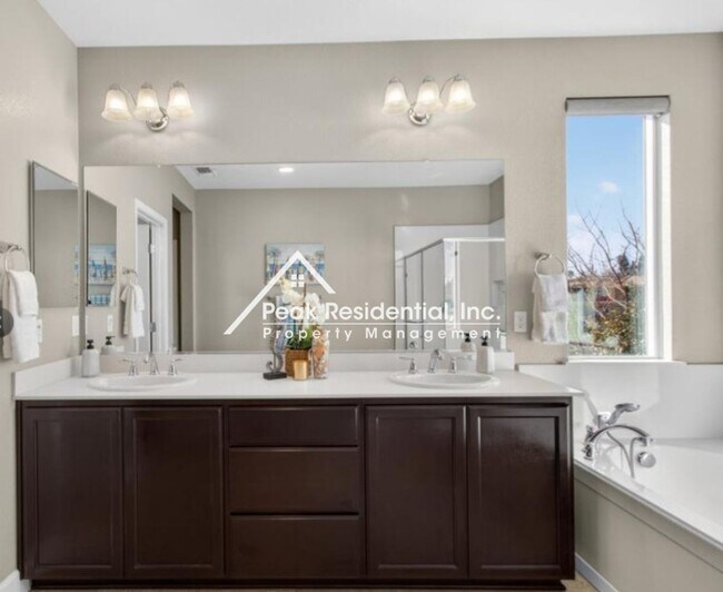 Building Photo - Beautiful 3bd/2.5ba Folsom Home with 2 Car Garage!