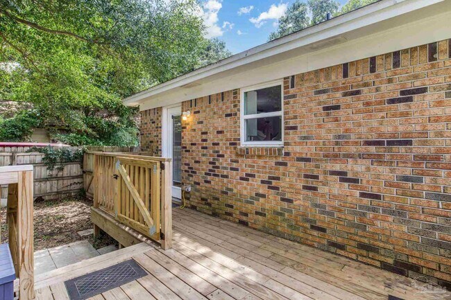 Building Photo - 520 Selina St