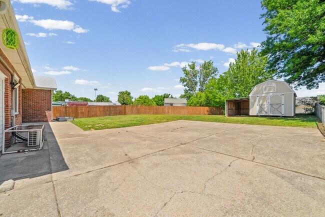Building Photo - 1409 Janet Way Dr