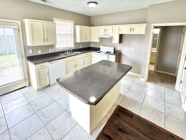 Building Photo - Move In Special! Half off October Rent wit...