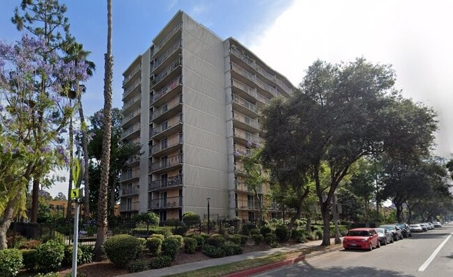 Building Photo - 560 E Villa St