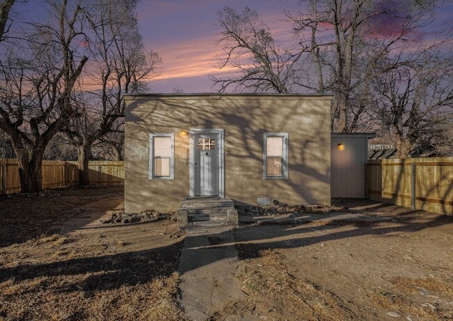 Building Photo - 2 Bedroom Single Family Home*Remodeled* Utilities included in rent!