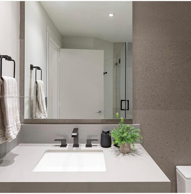 Building Photo - 711 Crandon Blvd