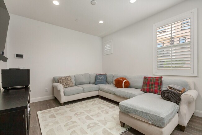Building Photo - 2460 Solara Ln