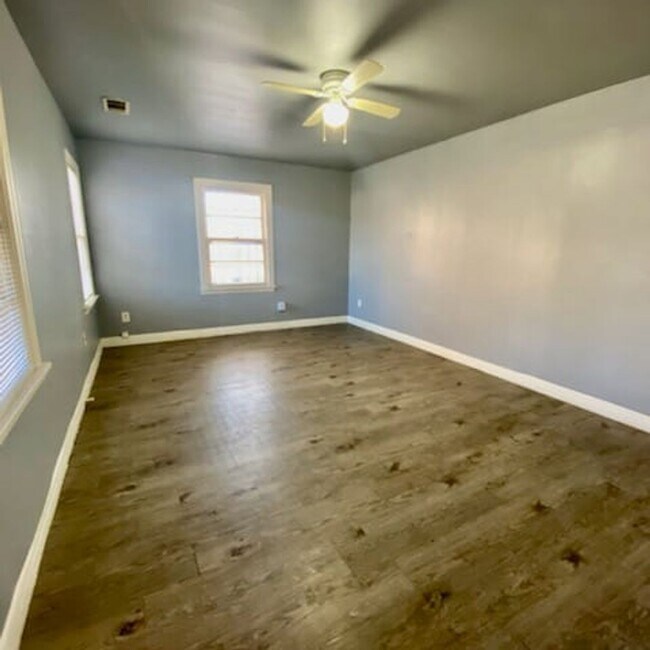 Building Photo - $0 First Month's Rent / $0 Deposit at Move-in