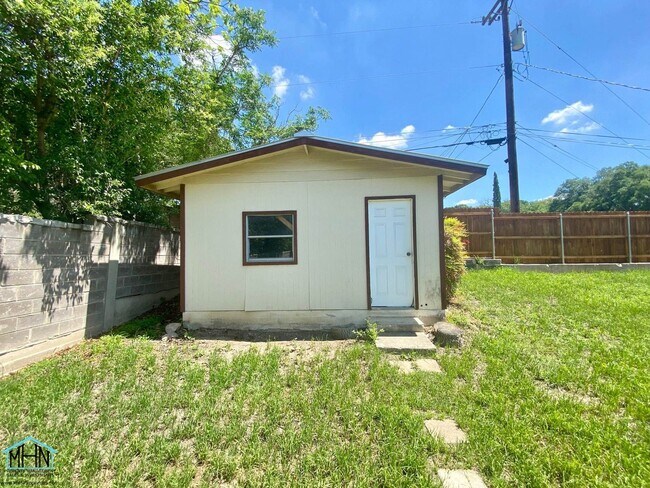 Building Photo - Gorgeous gem! 4 bed/2 bath single-story ho...