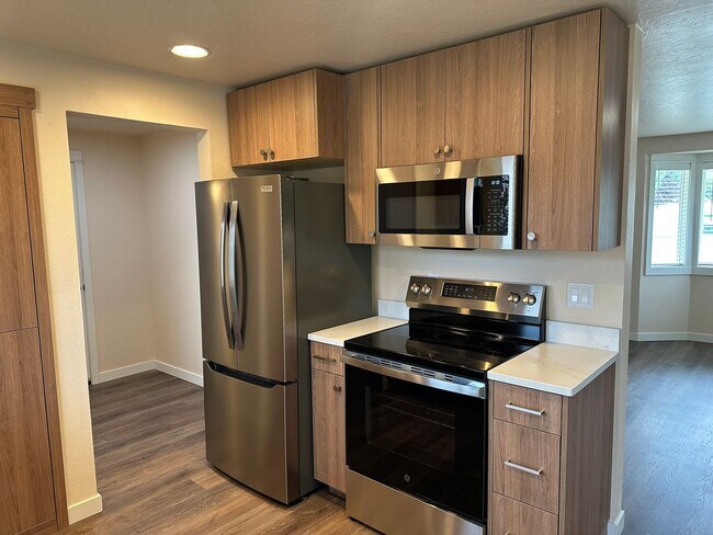 Building Photo - Beautifully updated 3 bedroom 1.5 bath dup...
