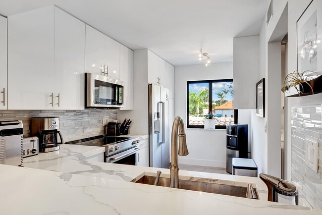 Building Photo - 210 Captains Walk