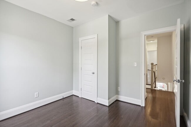 Building Photo - Available Now! // 3 Bedroom 2.5 Bathroom T...