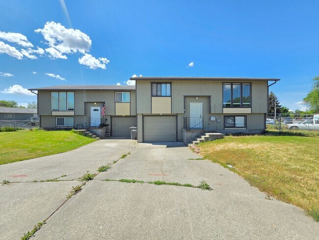 Building Photo - $1,850 - 3 Bed / 2 Bath Bright and Spacious Duplex in Spokane Valley