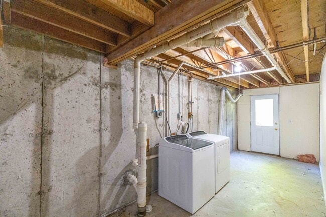 Building Photo - Beautifully Renovated 2 Bed, 2 Bath Coloni...