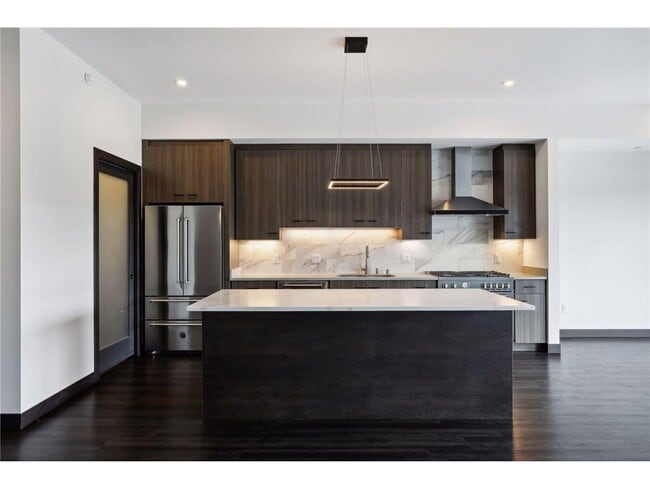 Building Photo - 253 Lake St E