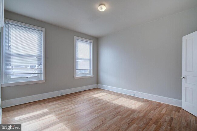 Building Photo - 2069 E Monmouth St