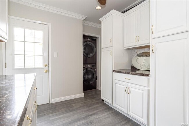 Building Photo - 18834 Devonshire St