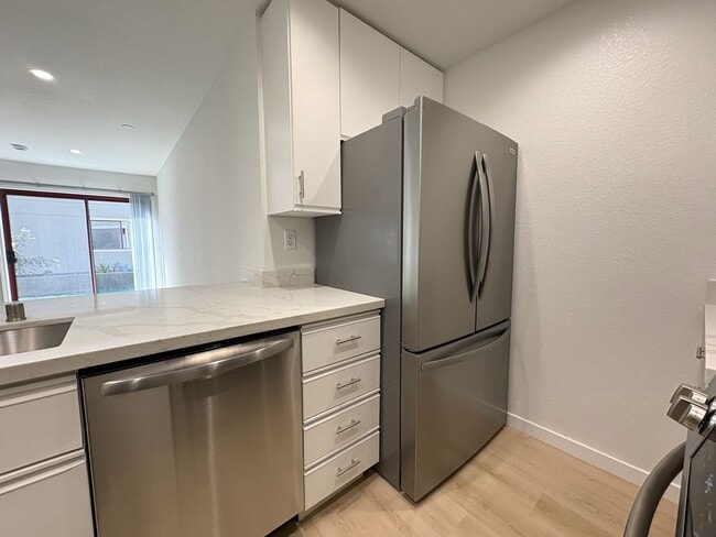 Building Photo - Newly Renovated 2BR/2BA First-Floor Condo ...
