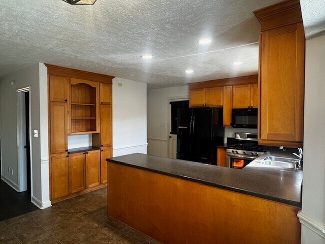 Building Photo - Beautiful 4 Bedroom/ 2 Story Home