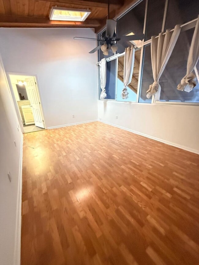 Building Photo - 3333 Oak Dr