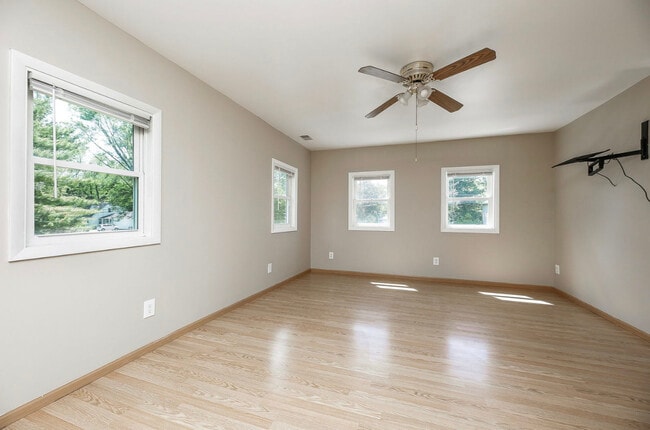 Building Photo - 804 N Van Buren St