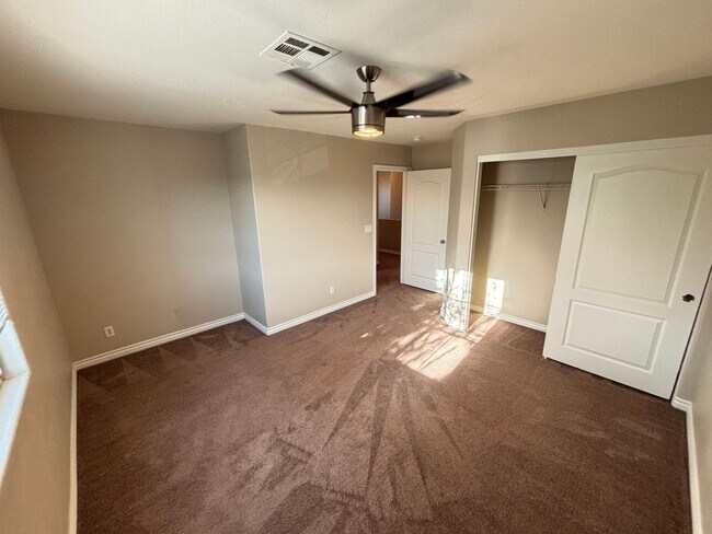Building Photo - Spacious 4BED/3BATH Home Located in North ...