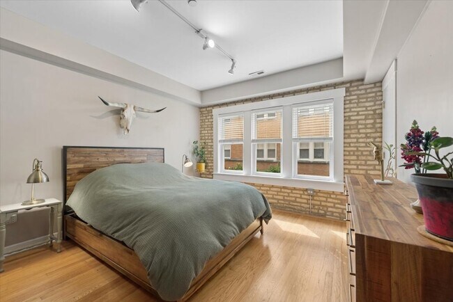 Building Photo - 2541 Prairie Ave