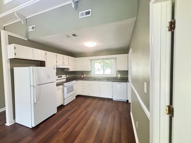 Building Photo - PET-FRIENDLY, THREE-BEDROOM IN SURFSIDE BEACH'S CAROPINES COMMUNITY IS AVAILABLE NOW!