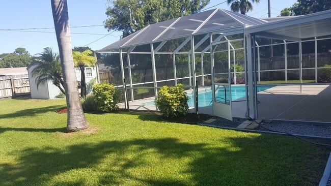 Building Photo - 3 bedroom 2 bath home with screened in pool (coming soon)